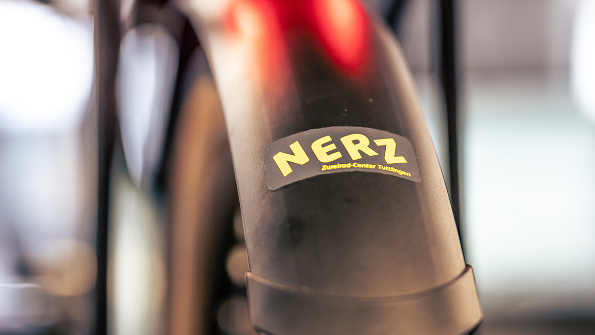 Nahaufnahme Fahrrad Nerz Logo auf Schutzbleck